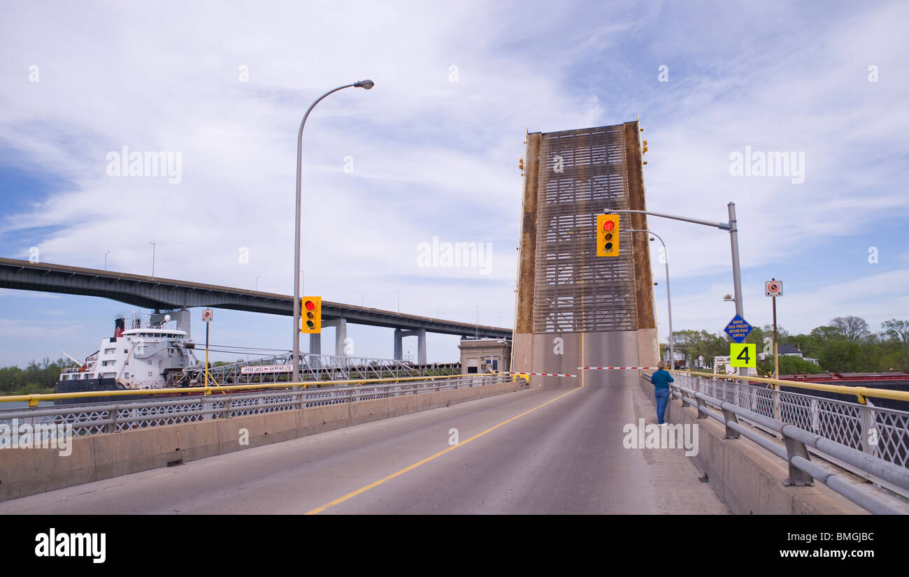 "Laker" la nave passa sotto un ponte rialzato sul canale Welland, St. Catherines, Ontario, Canada. Foto Stock