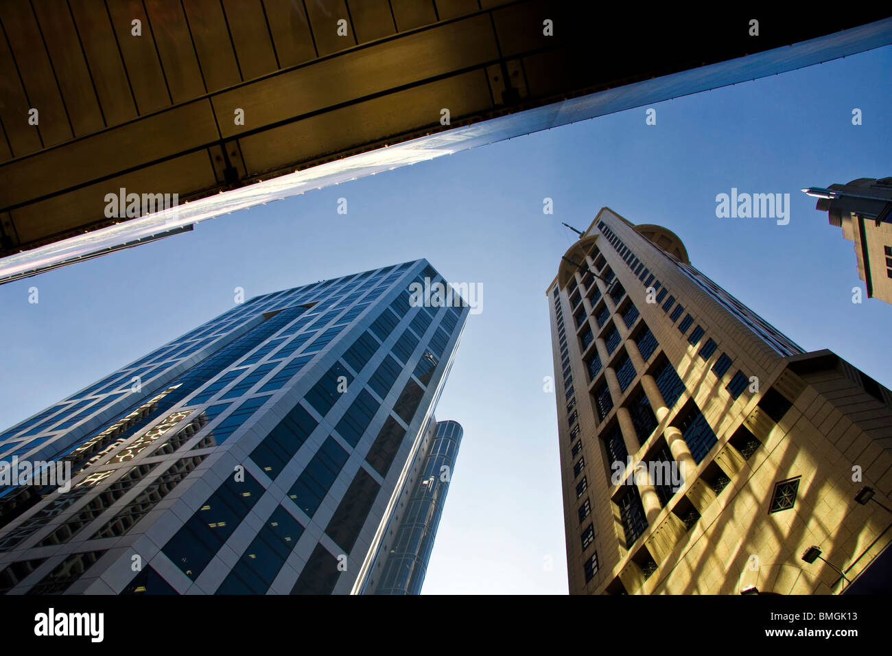 Guardare i grattacieli di Hong Kong nella luce del sole Foto Stock