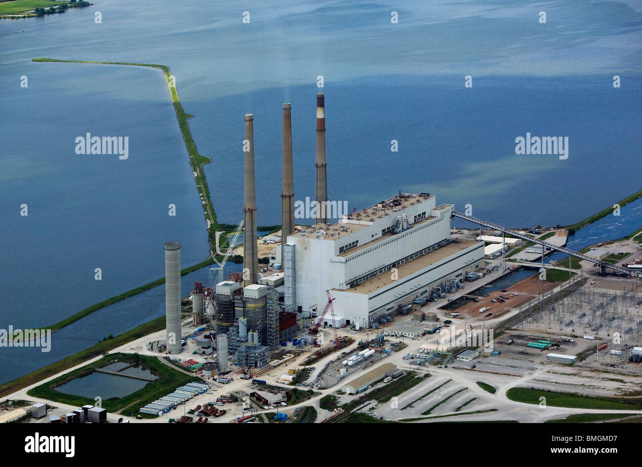 Vista aerea sopra alimentate a carbone centrale elettrica del fiume Mississippi western Illinois Foto Stock