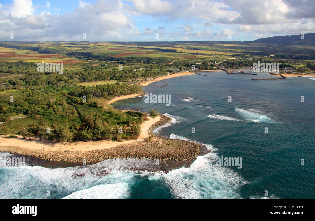 Vista aerea del robusto north shore costa, e Haleiwa, Oahu, Hawaii. Foto Stock