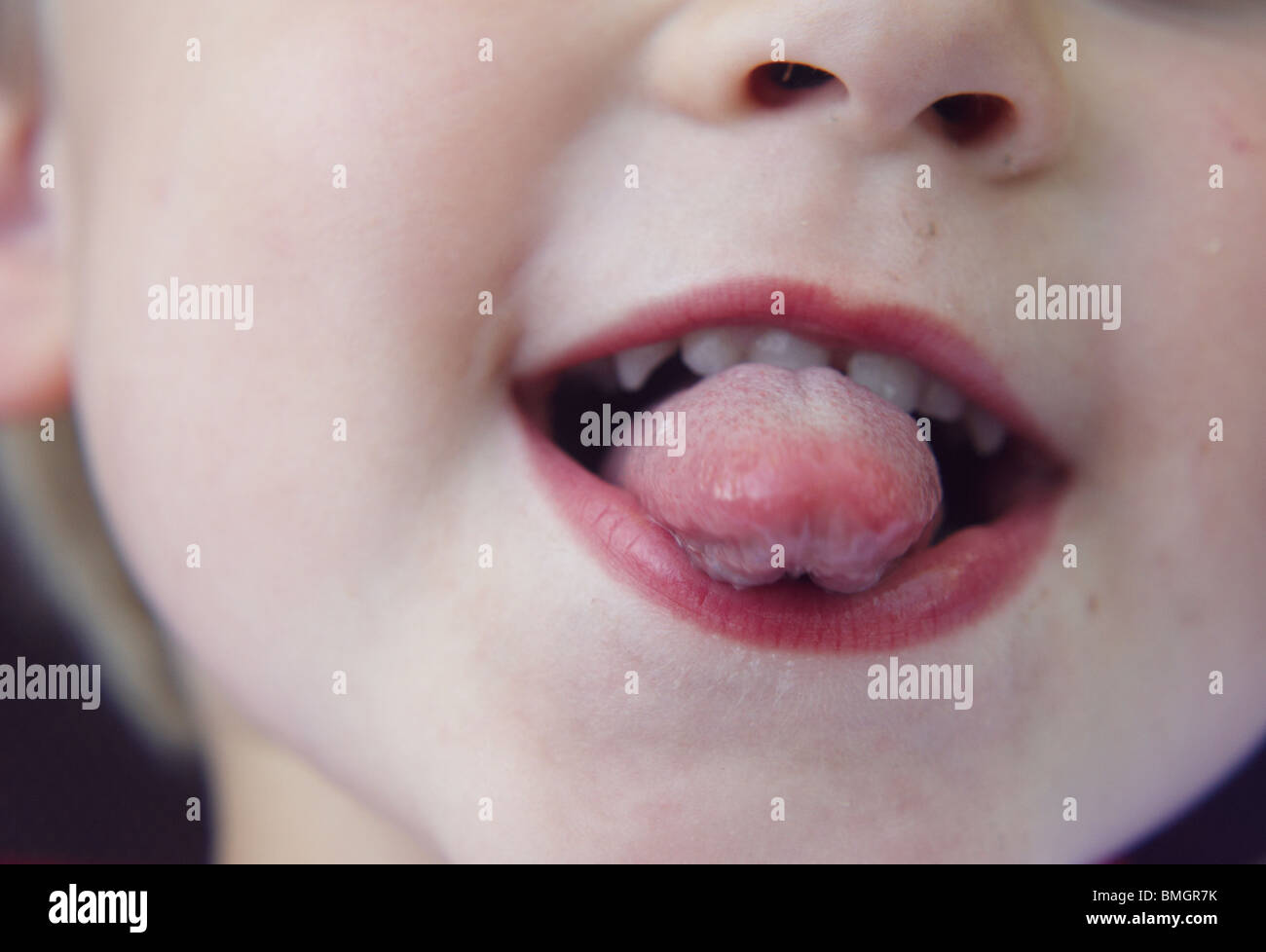 Il toddler boy poke la lingua di fuori Foto Stock