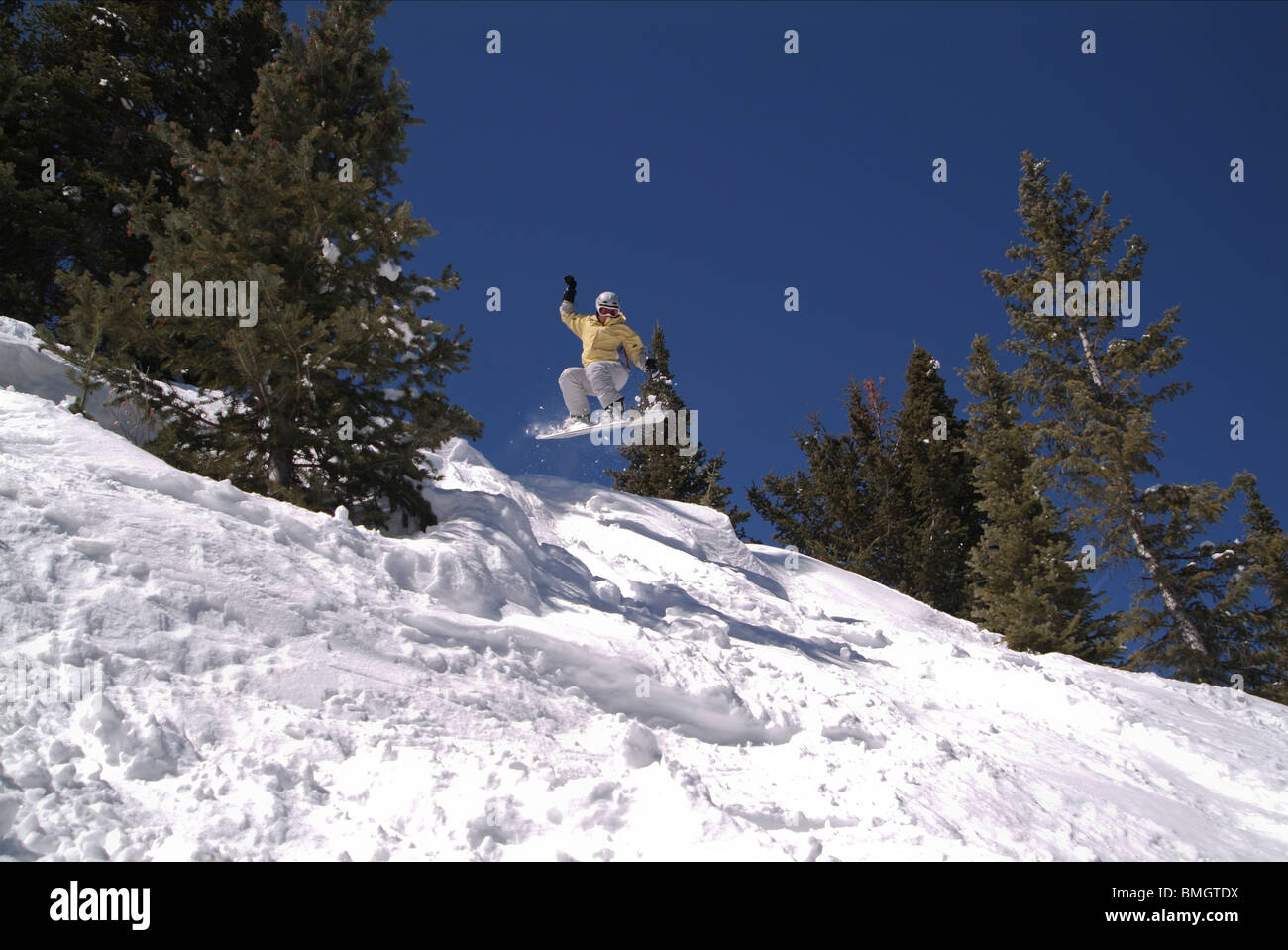 Snowboarder cattura l'aria. Foto Stock