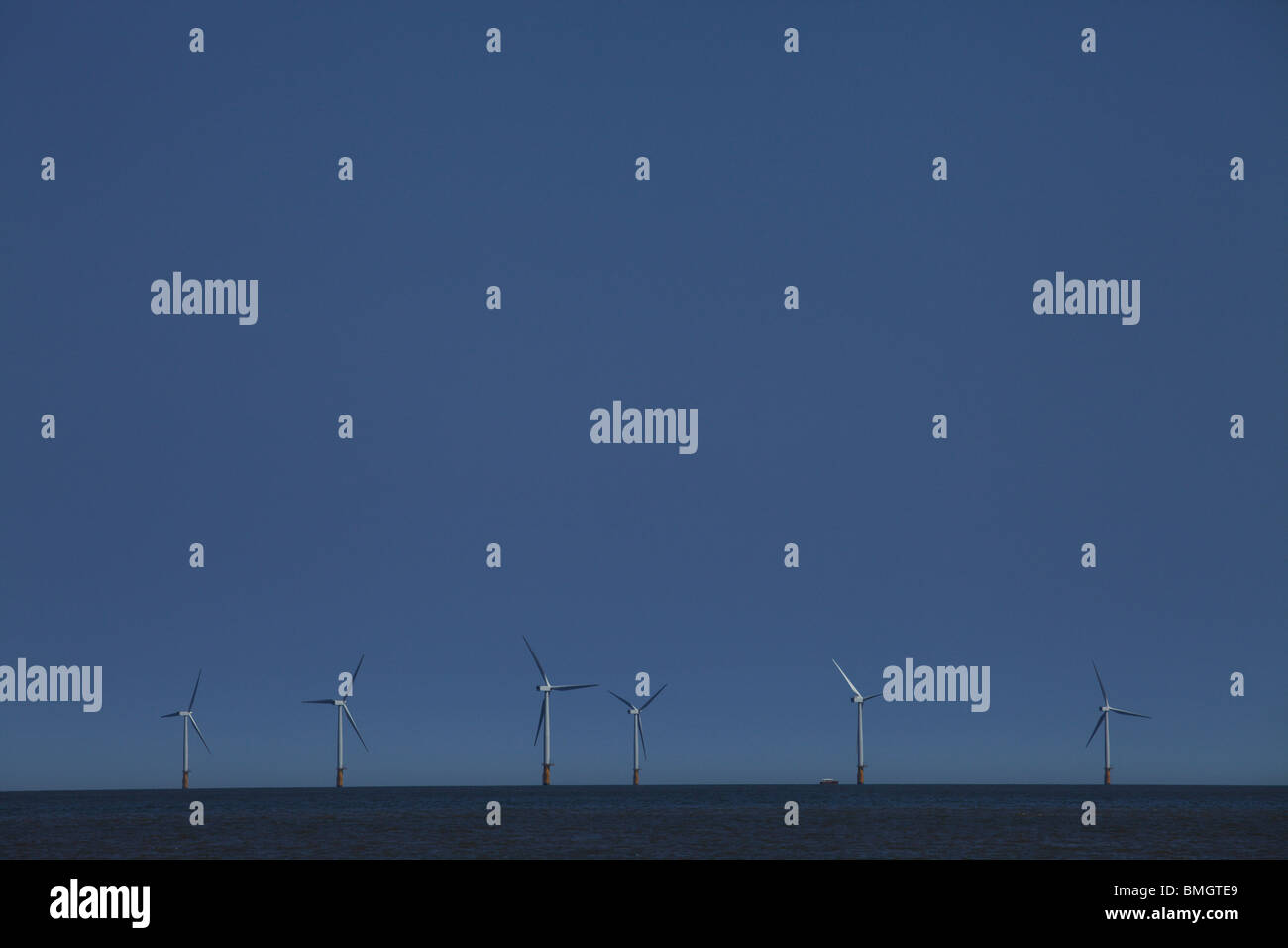 Off Shore wind farm turbina generando elettricità a Skegness, Inghilterra Foto Stock