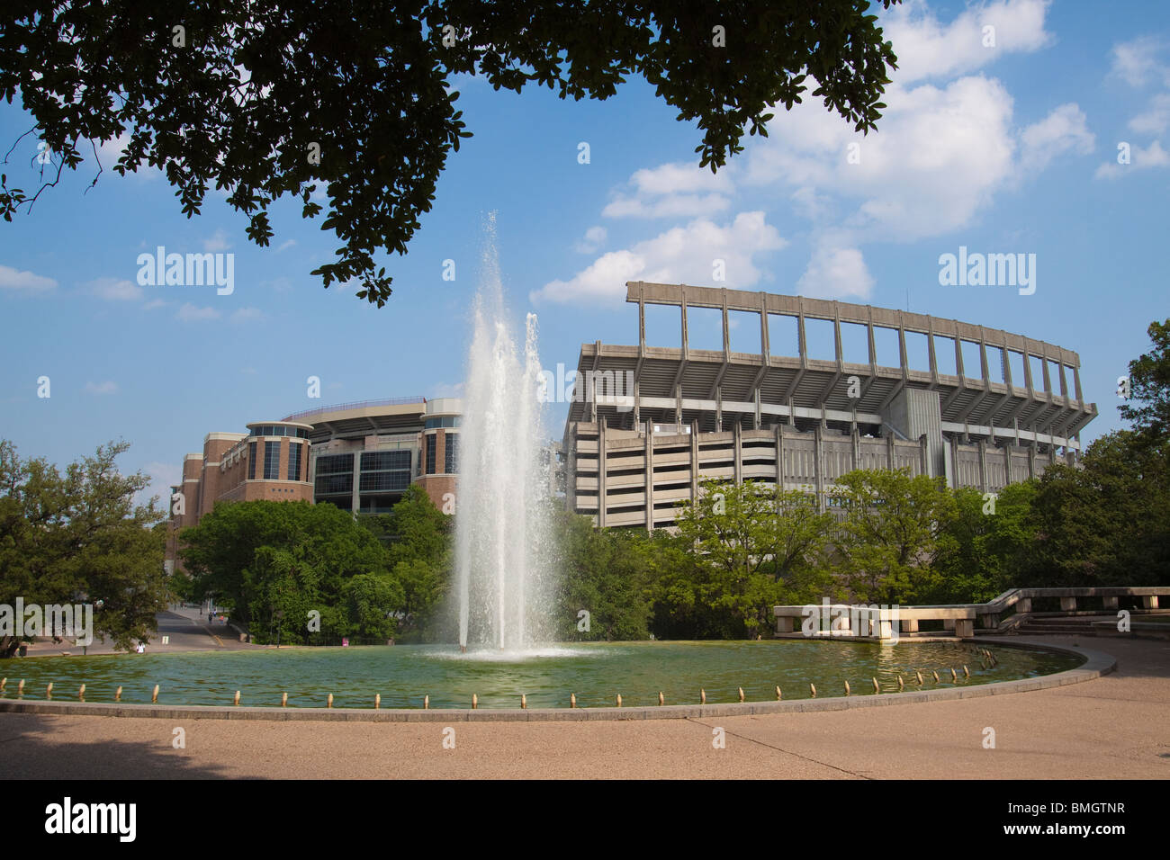 Darrell K Royal longhorn football Stadium dietro Pease fontana sul campus della University of Texas di Austin Foto Stock