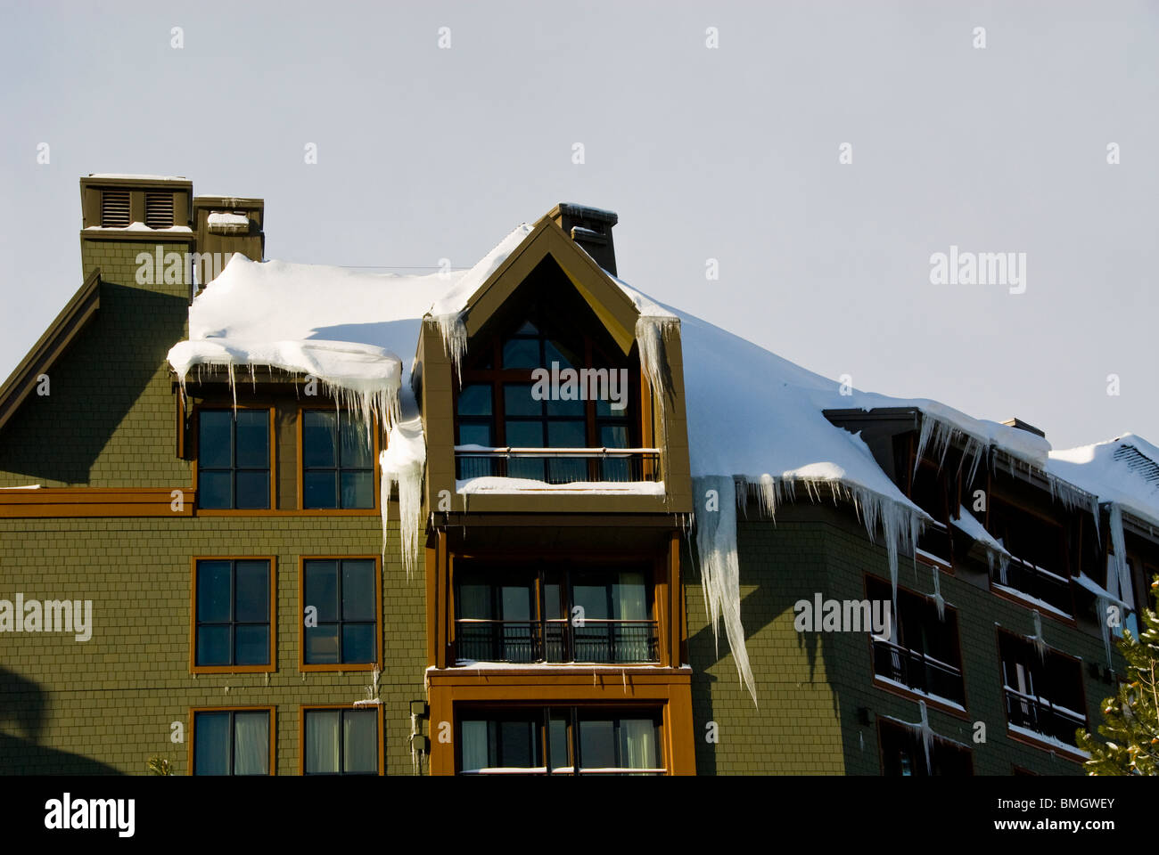 Scena invernale Ritz Carlton Hotel e Resort North Lake Tahoe California USA ghiaccio inverno Neve sempreverdi freddo architettura vista Foto Stock