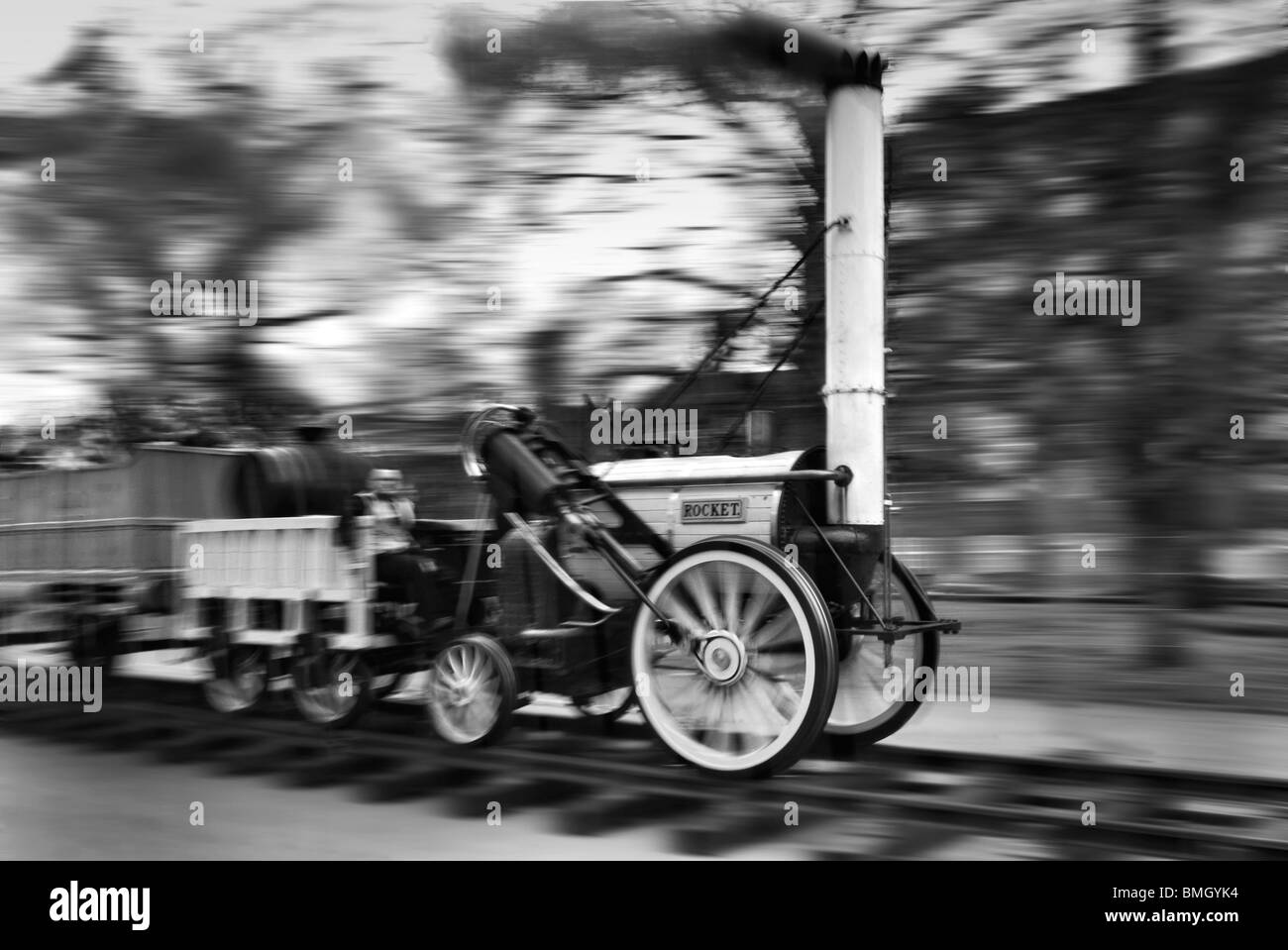 Stephenson's Rocket replica della cottura a vapore lungo una via in Kensington Gardens London REGNO UNITO Foto Stock
