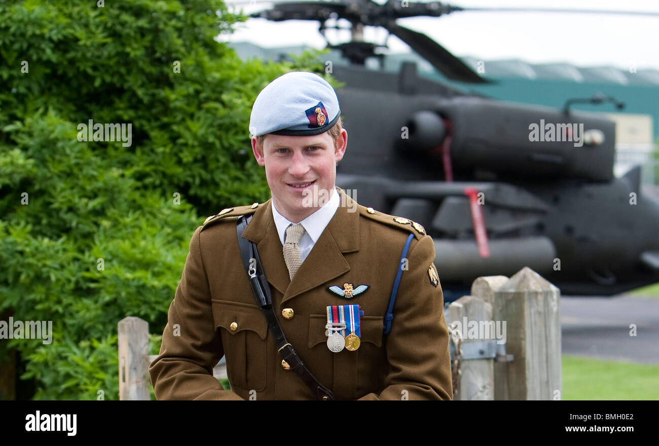 La Gran Bretagna è il principe Harry laureandosi dal suo elicottero militare corso piloti il 7 maggio del 2010 Foto Stock