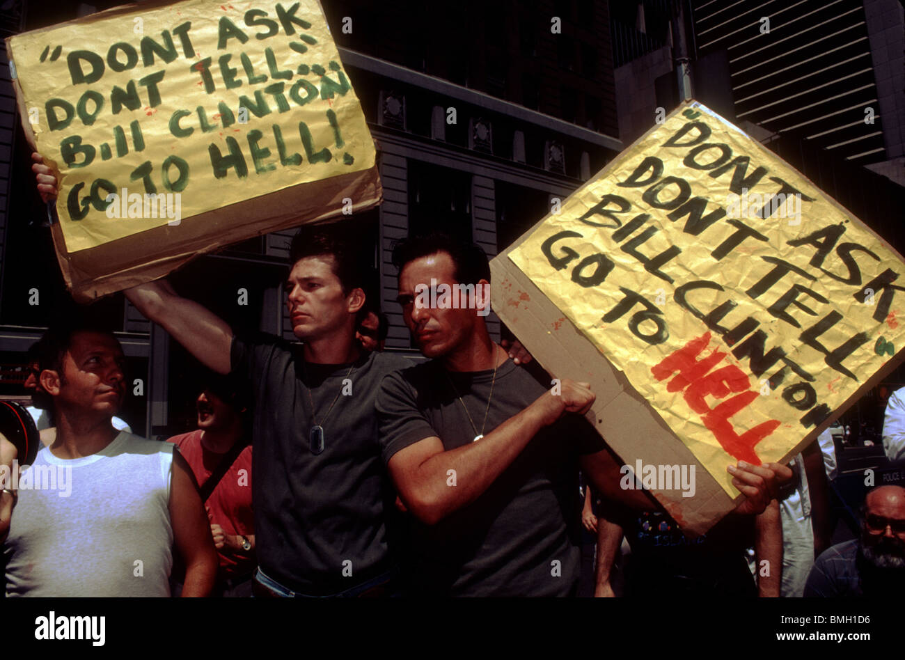 Gli attivisti Gay protestare contro i militari "non chiedere, non dire' politica di omosessuali nelle forze armate a New York nel 1993 Foto Stock