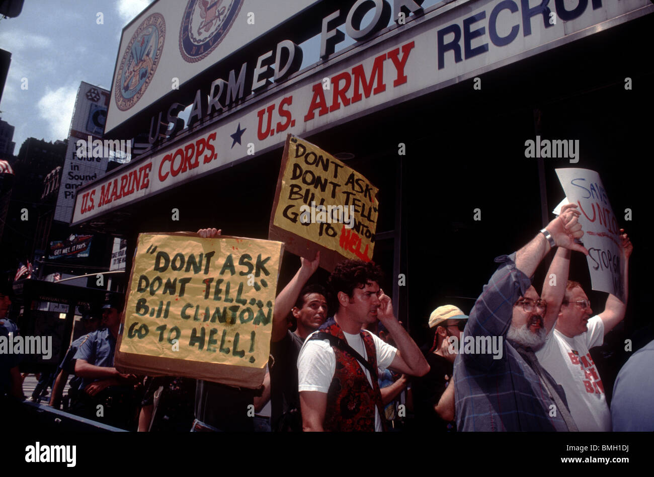 Gli attivisti Gay protestare contro i militari "non chiedere, non dire' politica di omosessuali nelle forze armate a New York nel 1993 Foto Stock