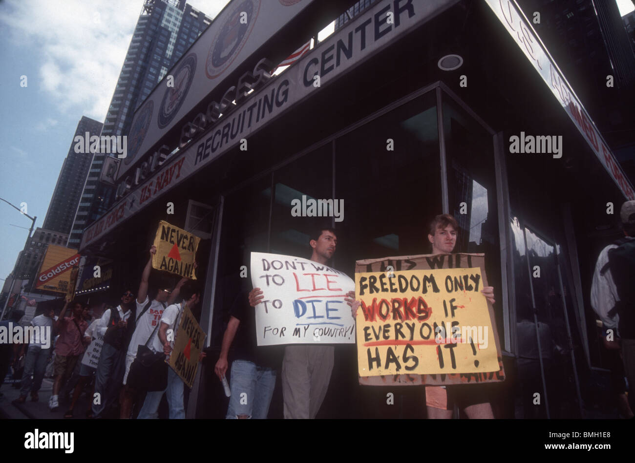Gli attivisti Gay protestare contro i militari "non chiedere, non dire' politica di omosessuali nelle forze armate a New York nel 1993 Foto Stock