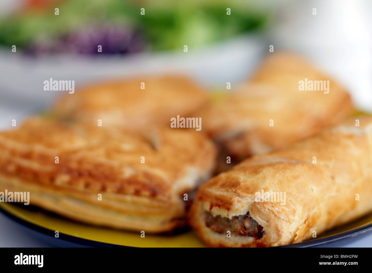 Sani e gustosi popolare pasto preferito di pane appena sfornato, insaccato di maiale rotoli con un giardino misto insalata e nessun popolo Foto Stock