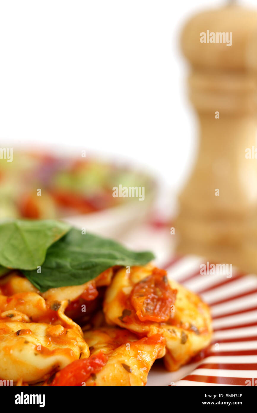 Cucinato al momento in italiano o in stile Mediterraneo autentico di Spinaci e Ricotta Tortelloni con insalata contro uno sfondo bianco con n. di persone Foto Stock