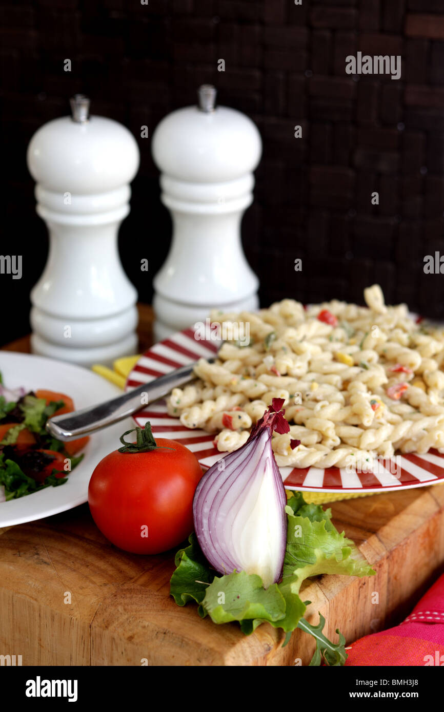 Pasta e insalata di granturco dolce Foto Stock