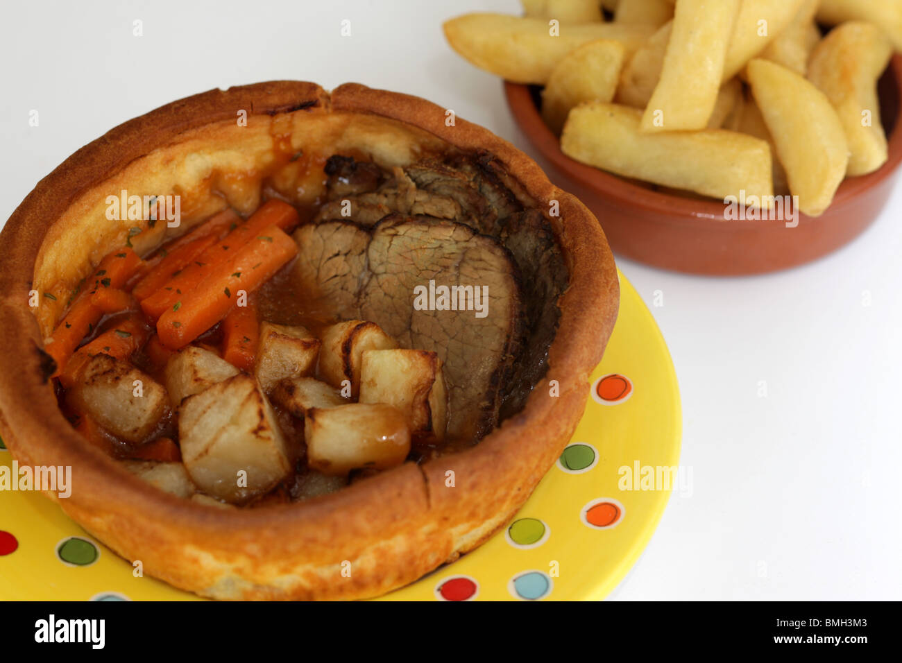 Appena riempito Giant Yorkshire pudding con Lean arrosto di manzo, patate, carote e un ricco sugo denso con n. di persone Foto Stock