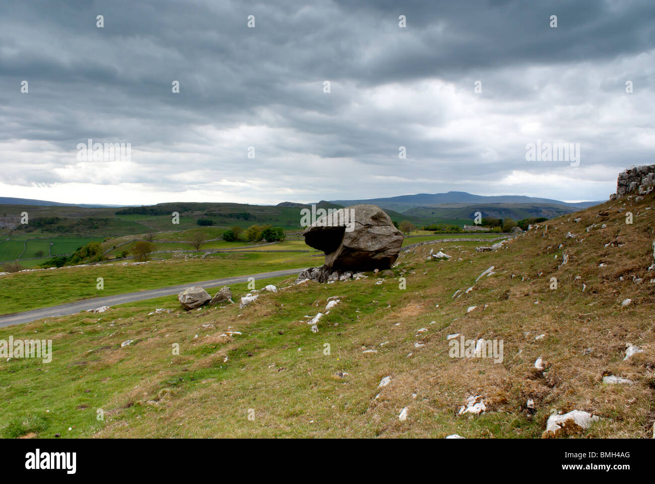 Winskill pietre in Yorkshire su un colore scuro e moody giorno Foto Stock