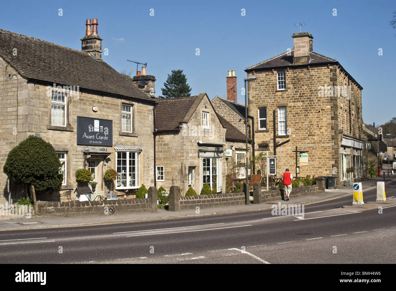 Negozi e bar in centro paese, Church Street, Baslow, Peak District, Derbyshire, England, Regno Unito Foto Stock
