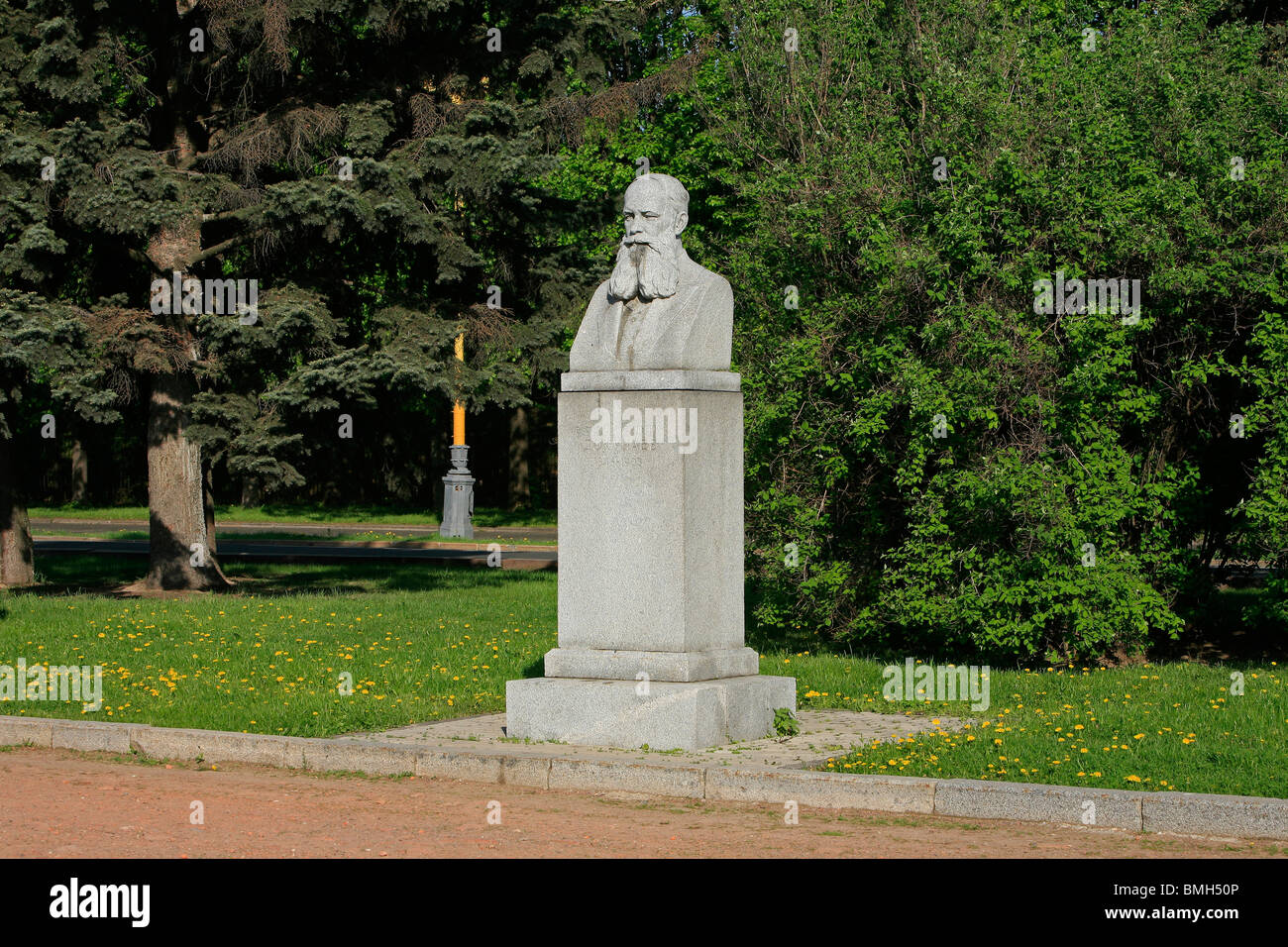 Statua del geografo russo Vasily Vassilij'evich Dokuchaev (1846-1903) presso la Lomonosov di Mosca Università Statale di Mosca, Russia Foto Stock