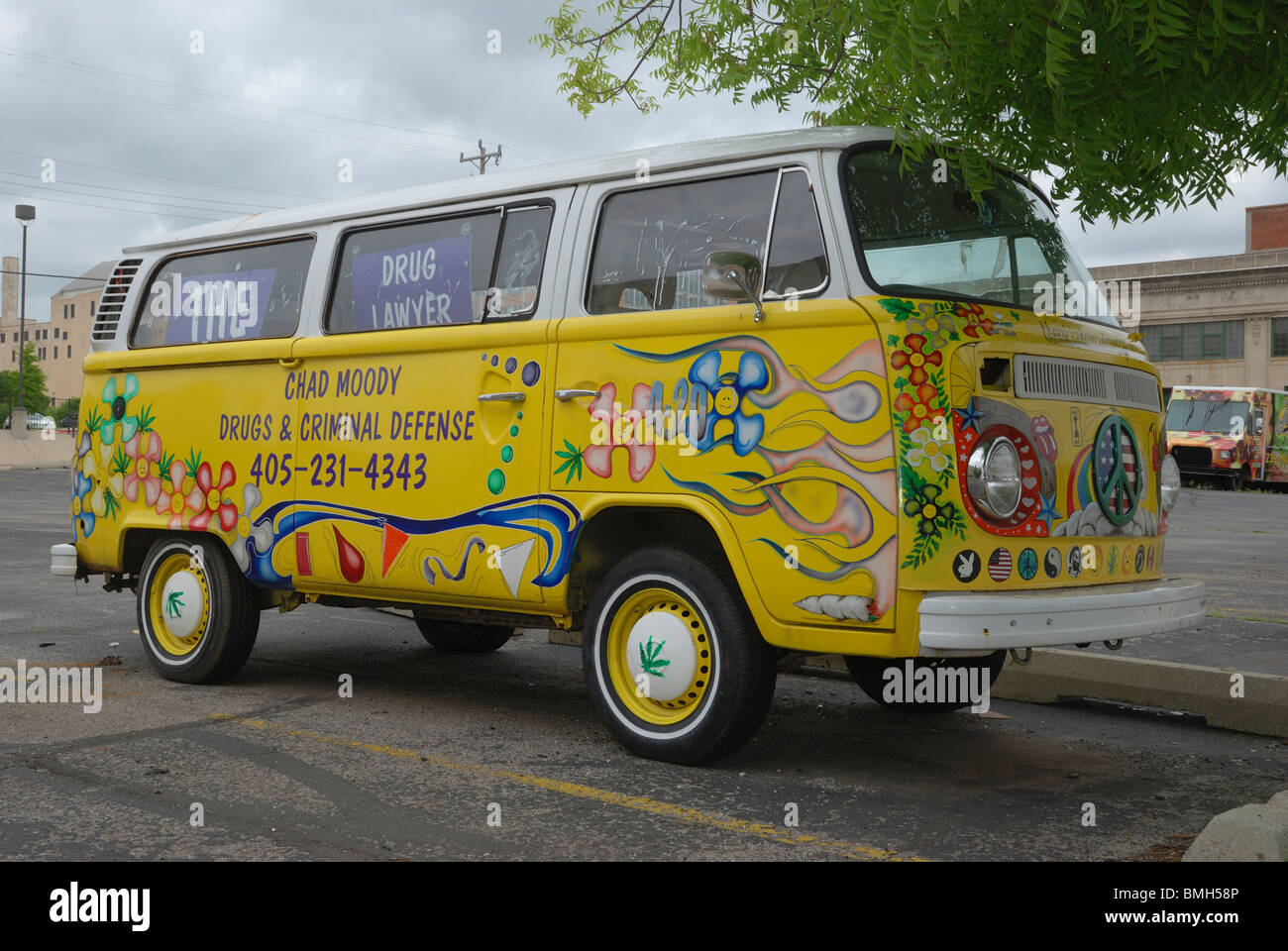 Un VW Transporter van utilizzato per la pubblicità di farmaci e difesa penale avvocato in Oklahoma City, Stati Uniti d'America. Foto Stock