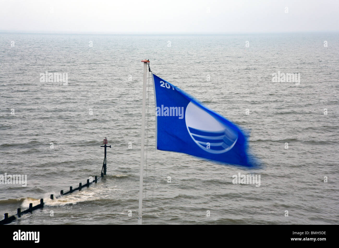 Bandiera Blu 2010 battenti in la brezza a Sheringham, Norfolk, Inghilterra, Regno Unito. Foto Stock