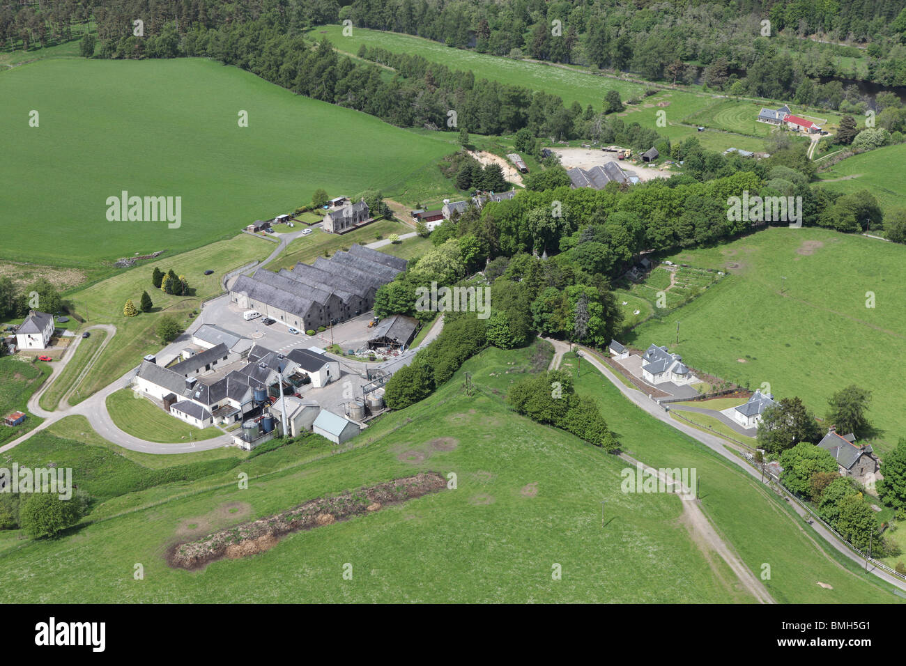 Riprese aeree del mondo famoso Cragganmore scotch whisky distillery nelle highlands vicino a Ballindalloch in Scozia a Speyside Foto Stock