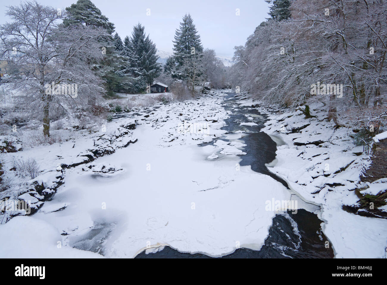 River Dochart, neve, fiume, ghiaccio, inverno, Killin, Scozia, Dicembre 2009 Foto Stock