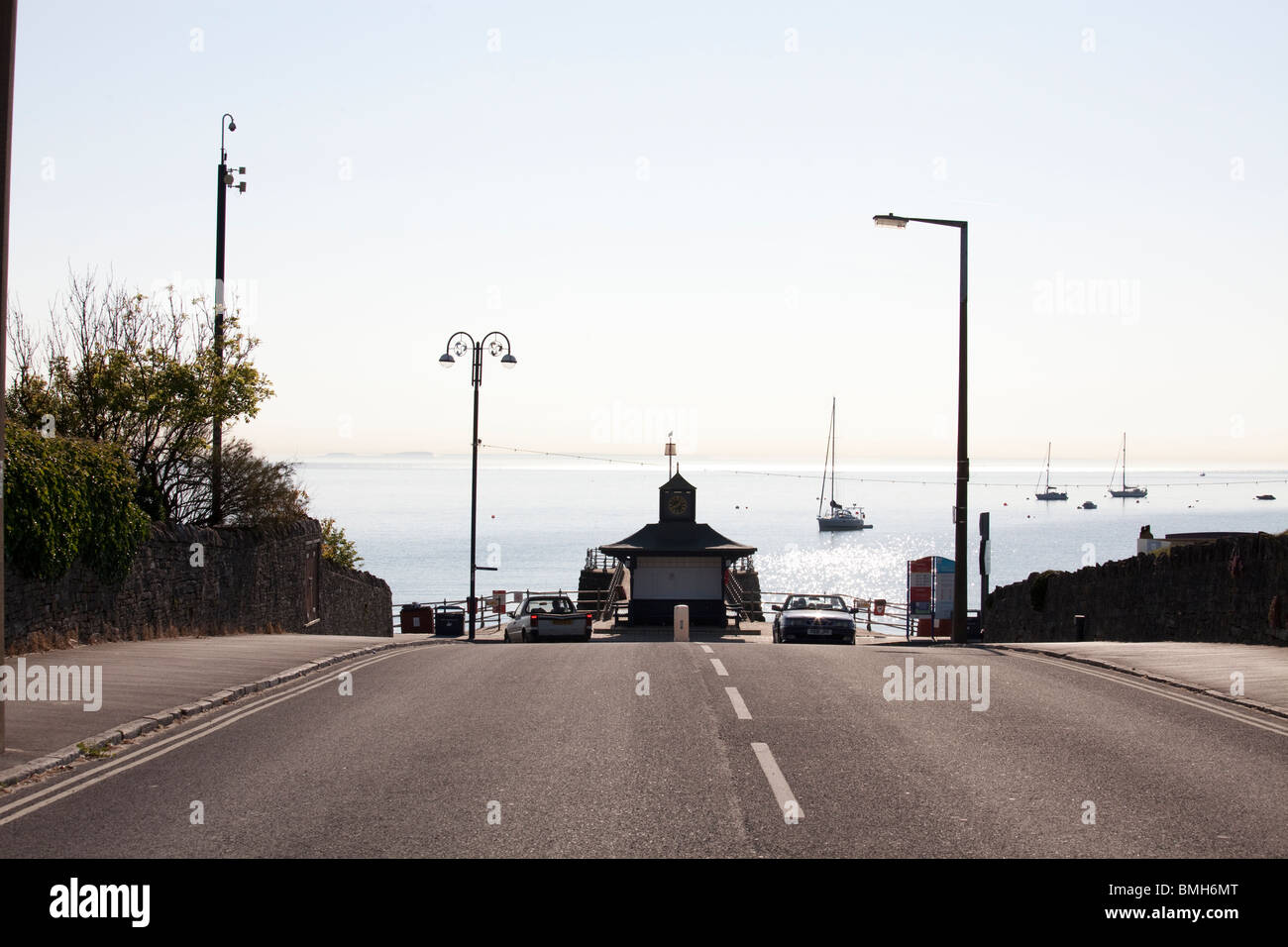 Strada che conduce verso il mare e il lungomare pavillion sul fronte mare a Swanage Foto Stock