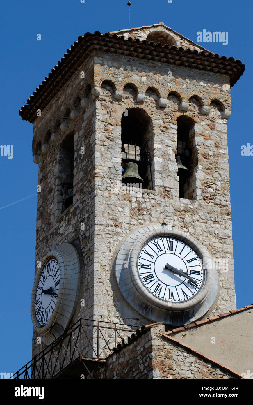 Orologio e campanile per la Chiesa di Notre Dame de L'Esperance a Cannes.  Cote d'Azur. Francia Foto stock - Alamy