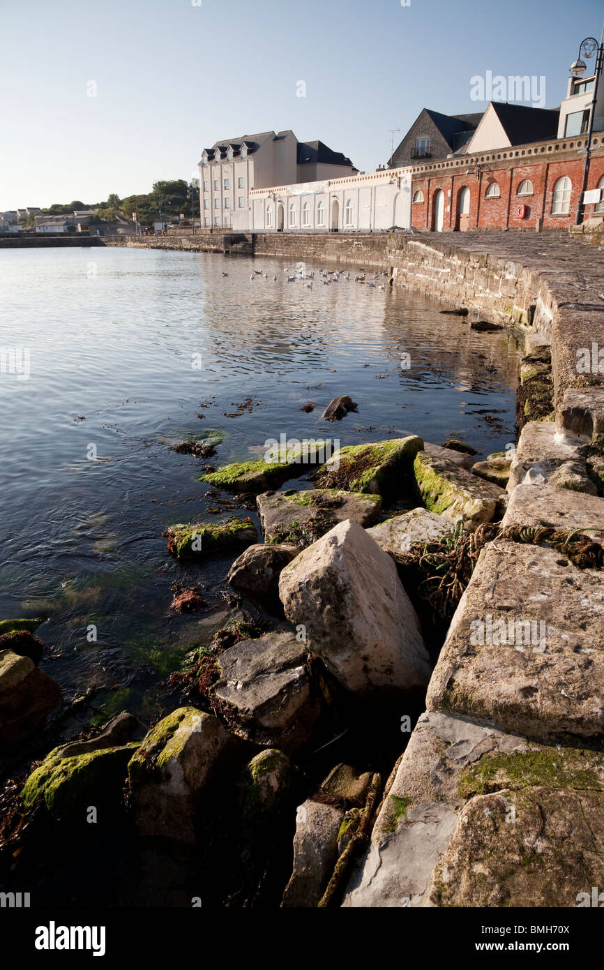Il lungomare, il mare a parete, scivolo e pennelli di pietra a Swanage in la mattina di sole Foto Stock
