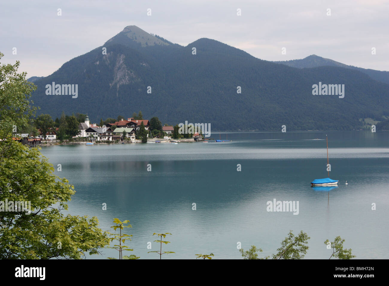 Walchensee o Lago di Walchen in Baviera, Germania circondato da montagne Foto Stock