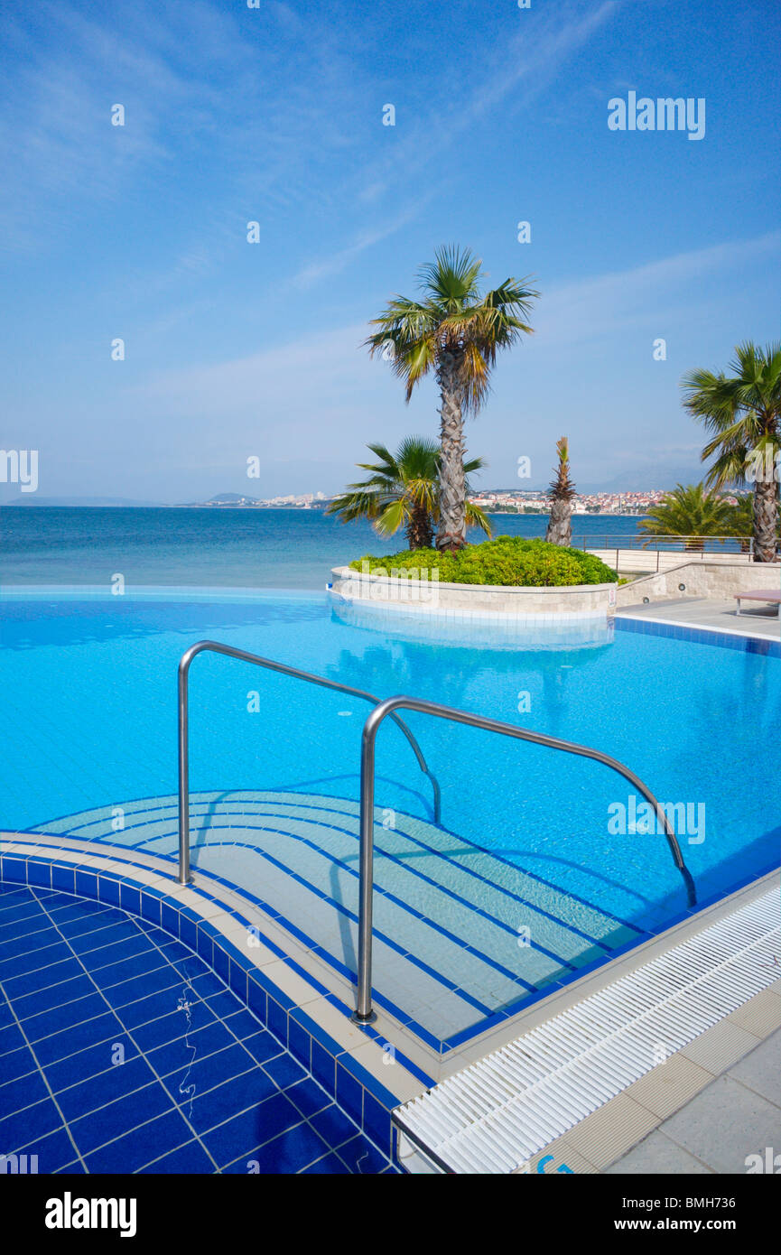 Croazia, Split, riviera dalmata - Le Meridien Lav Hotel piscine con spiaggia e mare oltre, nessun popolo Foto Stock