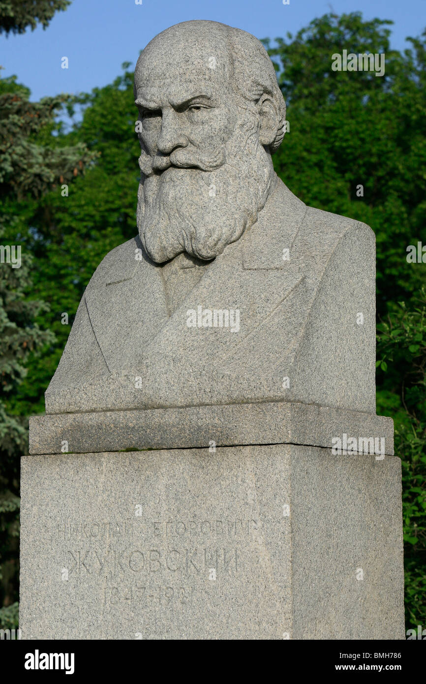 Statua di uno scienziato russo Nikolay Yegorovich Zhukovsky (1847-1921) presso la Lomonosov di Mosca Università Statale di Mosca, Russia Foto Stock