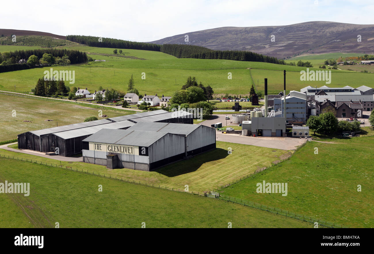 Foto aerea del famoso Glenlivet scotch whisky distillery nelle Highlands della Scozia vicino a Ballindalloch su Speyside Foto Stock
