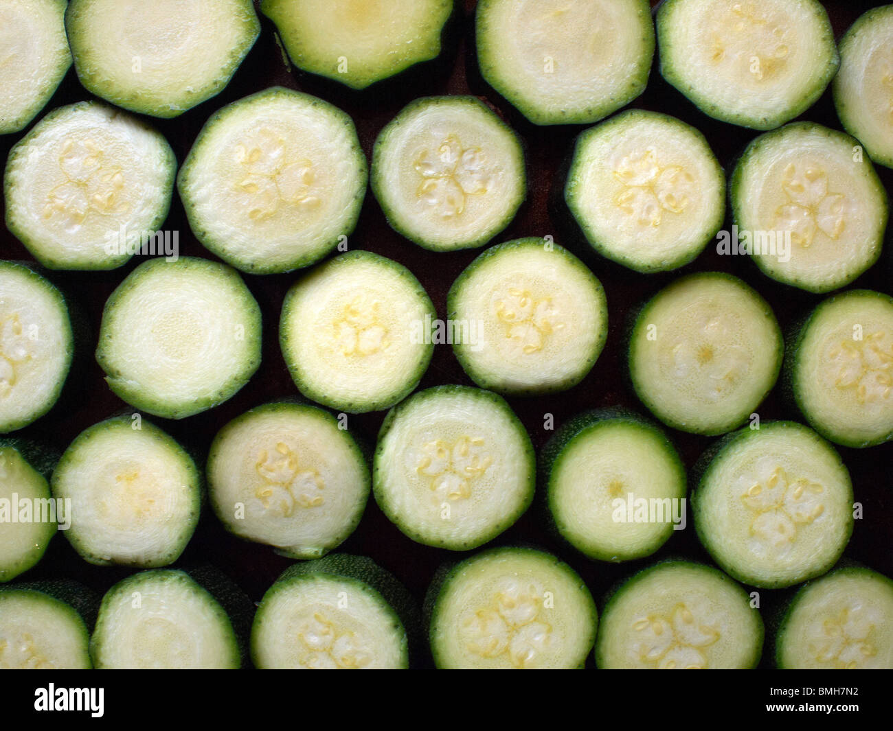Fette di zucchine, pronti per essere arrostiti Foto Stock