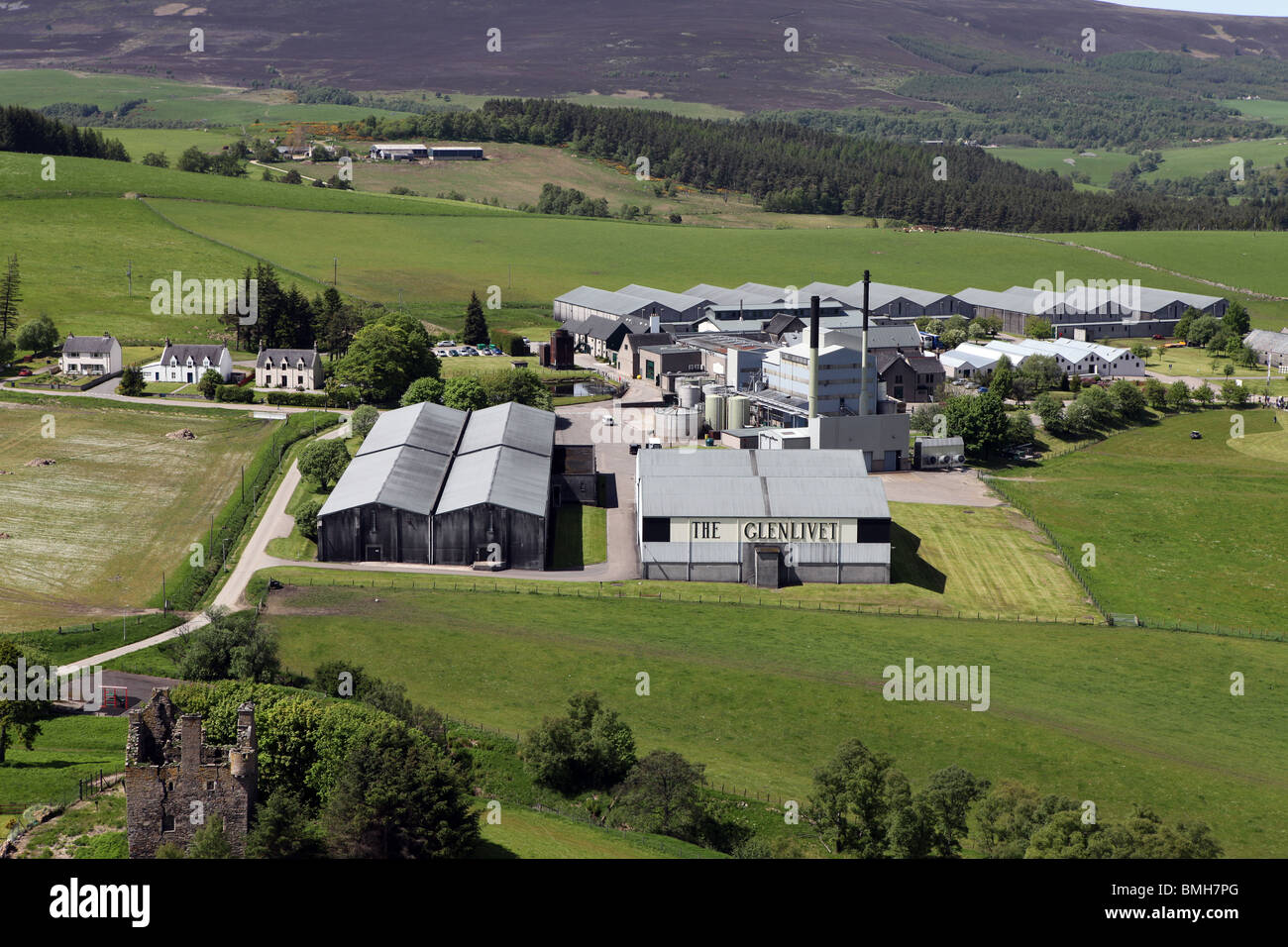 Foto aerea del famoso Glenlivet scotch whisky distillery nelle Highlands della Scozia vicino a Ballindalloch su Speyside Foto Stock