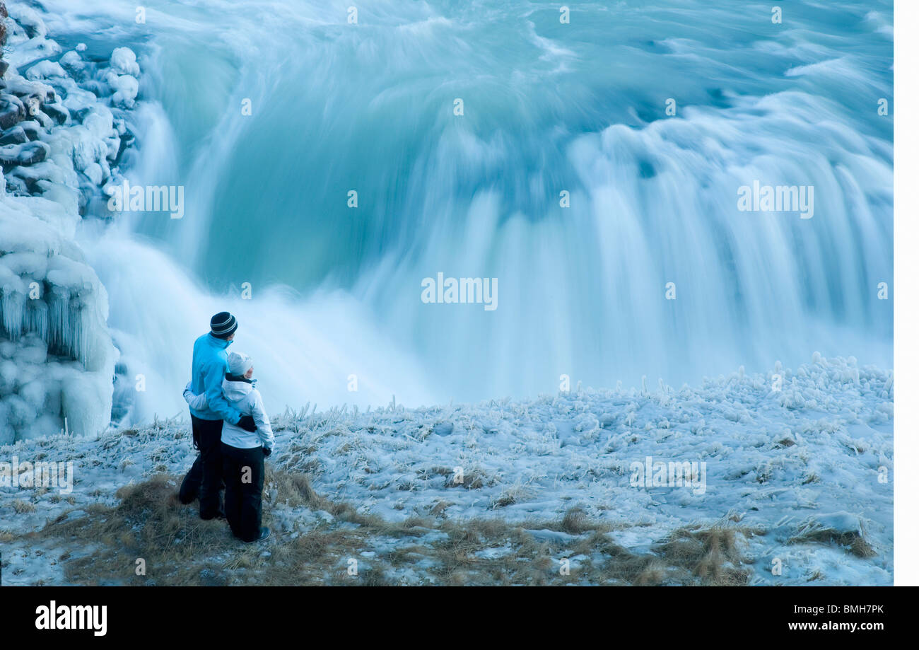 Matura in piedi che guarda a cascata Foto Stock