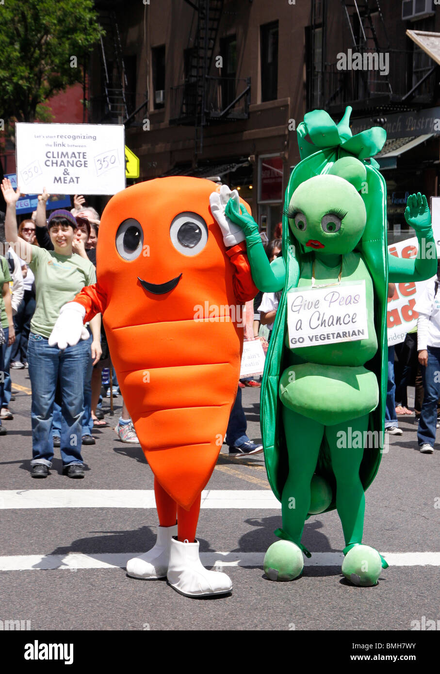 Veggie Pride Parade mascotte PETA's Chris P. carota e viva del Veggie Penelo Pea Pod. Foto Stock