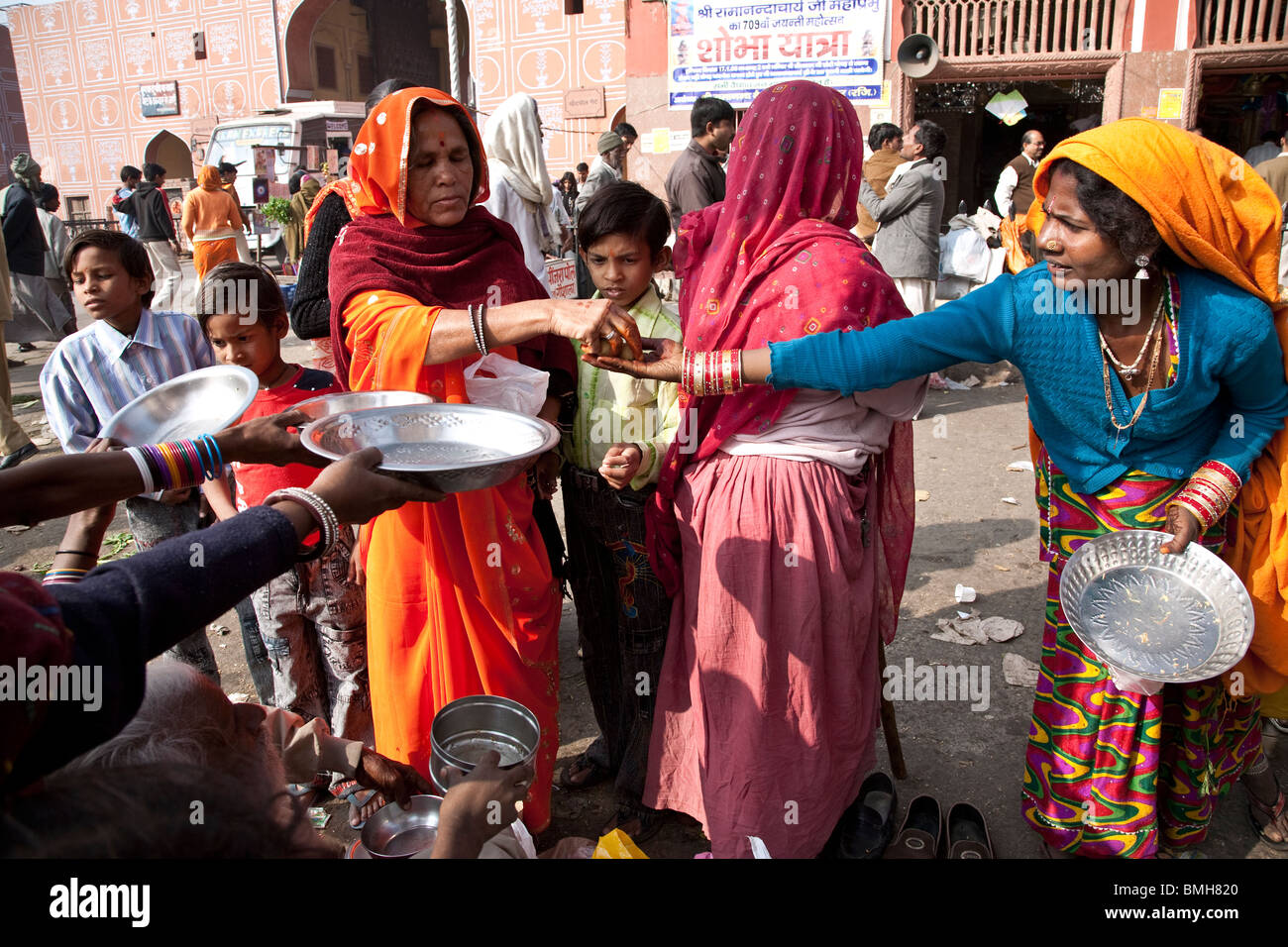 Donna di dare il cibo ai mendicanti. Jaipur. Il Rajasthan. India Foto Stock