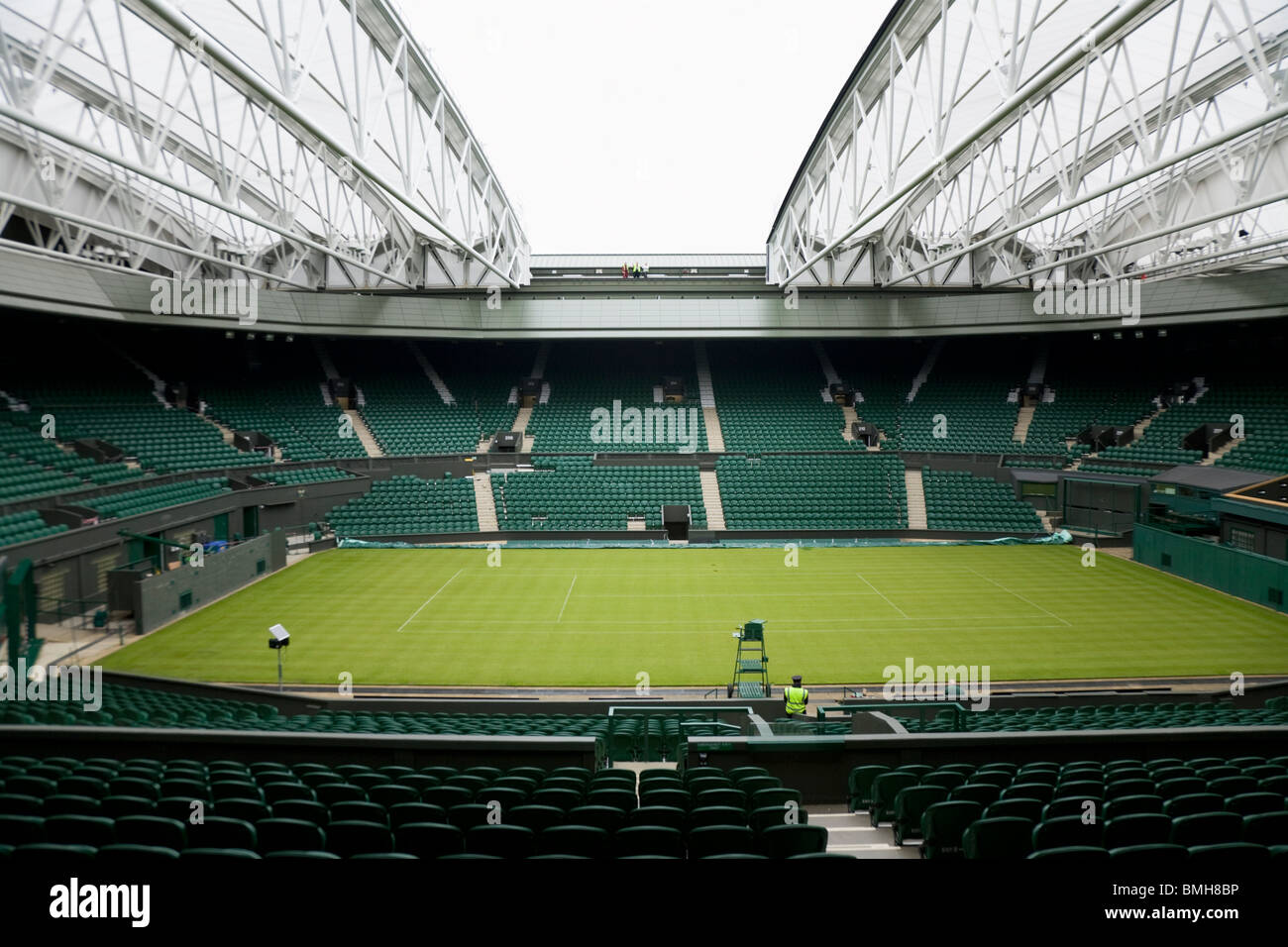 Centre Court Wimbledon / Tennis Championship stadium arena con la chiusura del tetto. Il torneo di Wimbledon, Regno Unito. Foto Stock