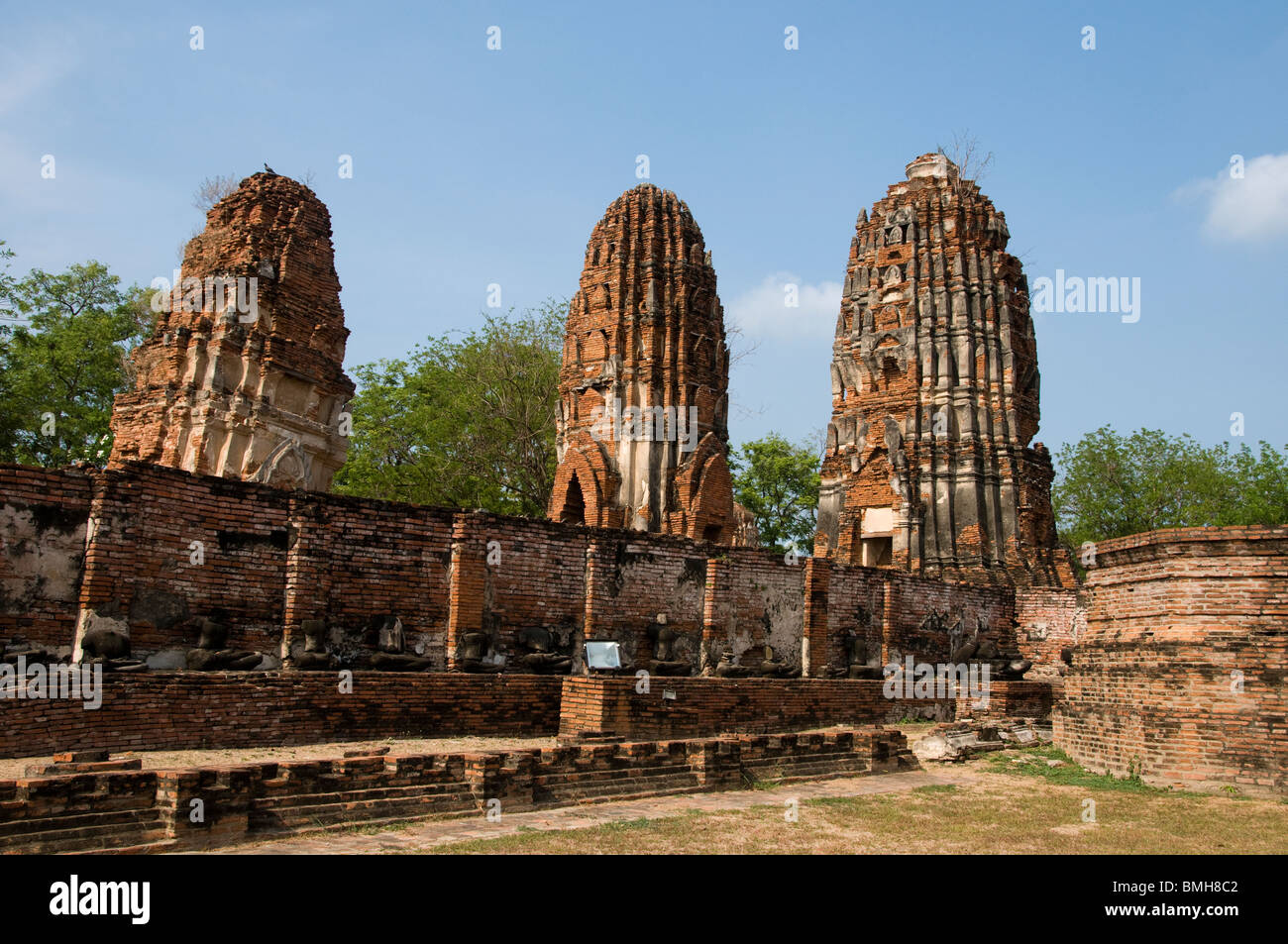 Relitto di immagine del Buddha, stupa e parete del tempio di Wat Mahathat, Ayutthaya, Thailandia. Foto Stock