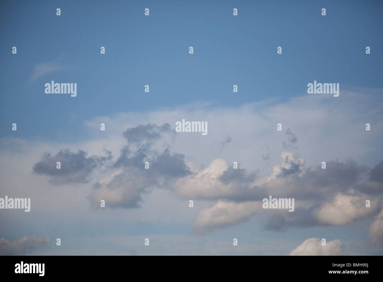 Nuvole bianche contro un cielo blu di sfondo, Hampshire, Inghilterra. Foto Stock