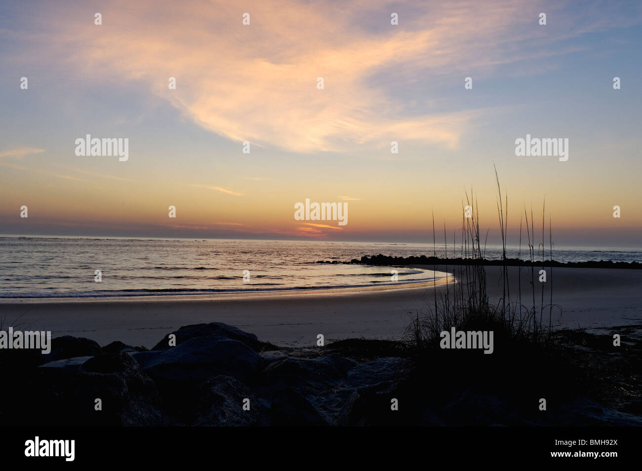 Oceano atlantico Sunrise sulla follia Beach nella contea di Charleston, Carolina del Sud Foto Stock