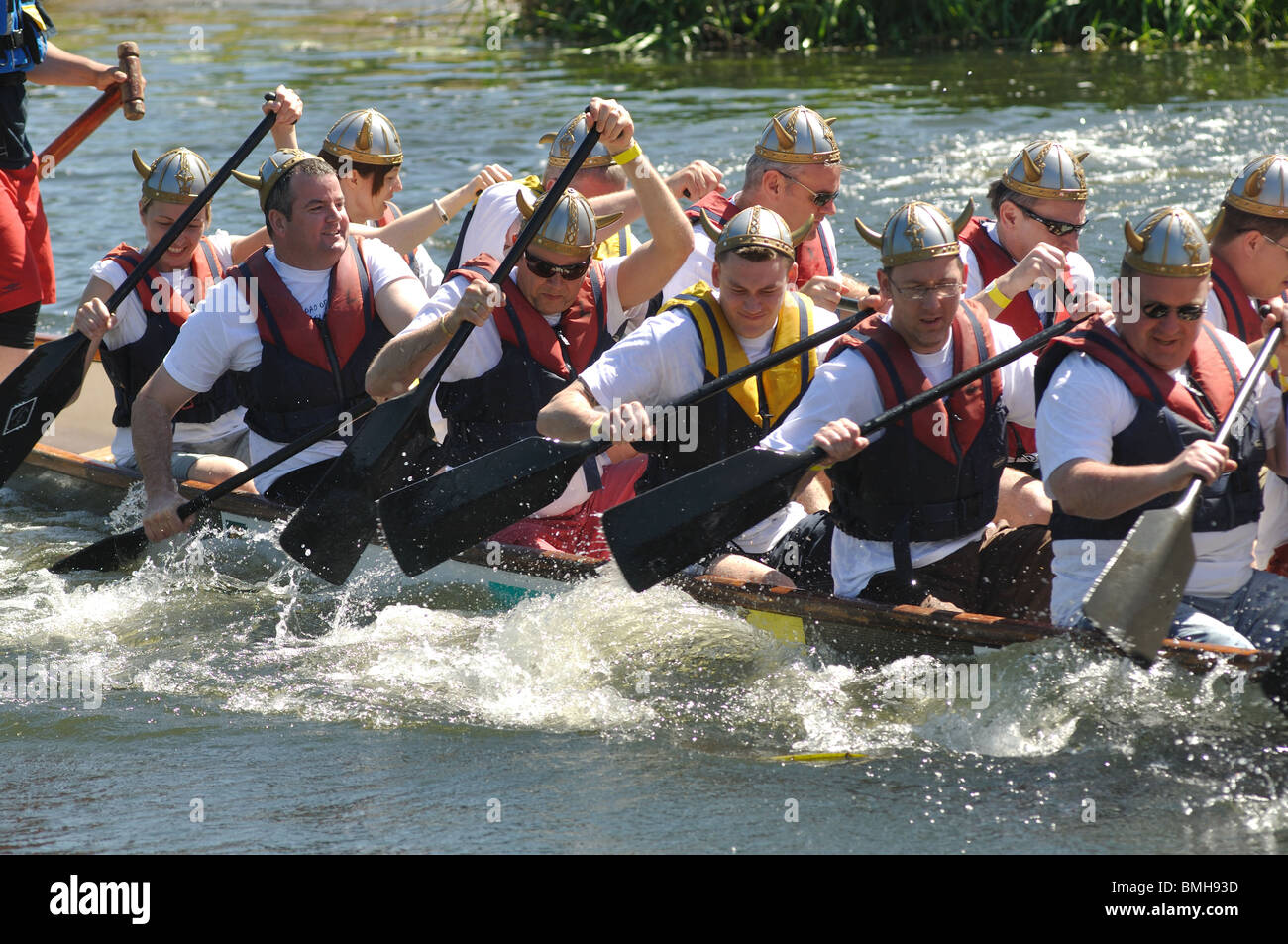 Dragon Boat racing, il fiume Avon, Warwick, Regno Unito Foto Stock