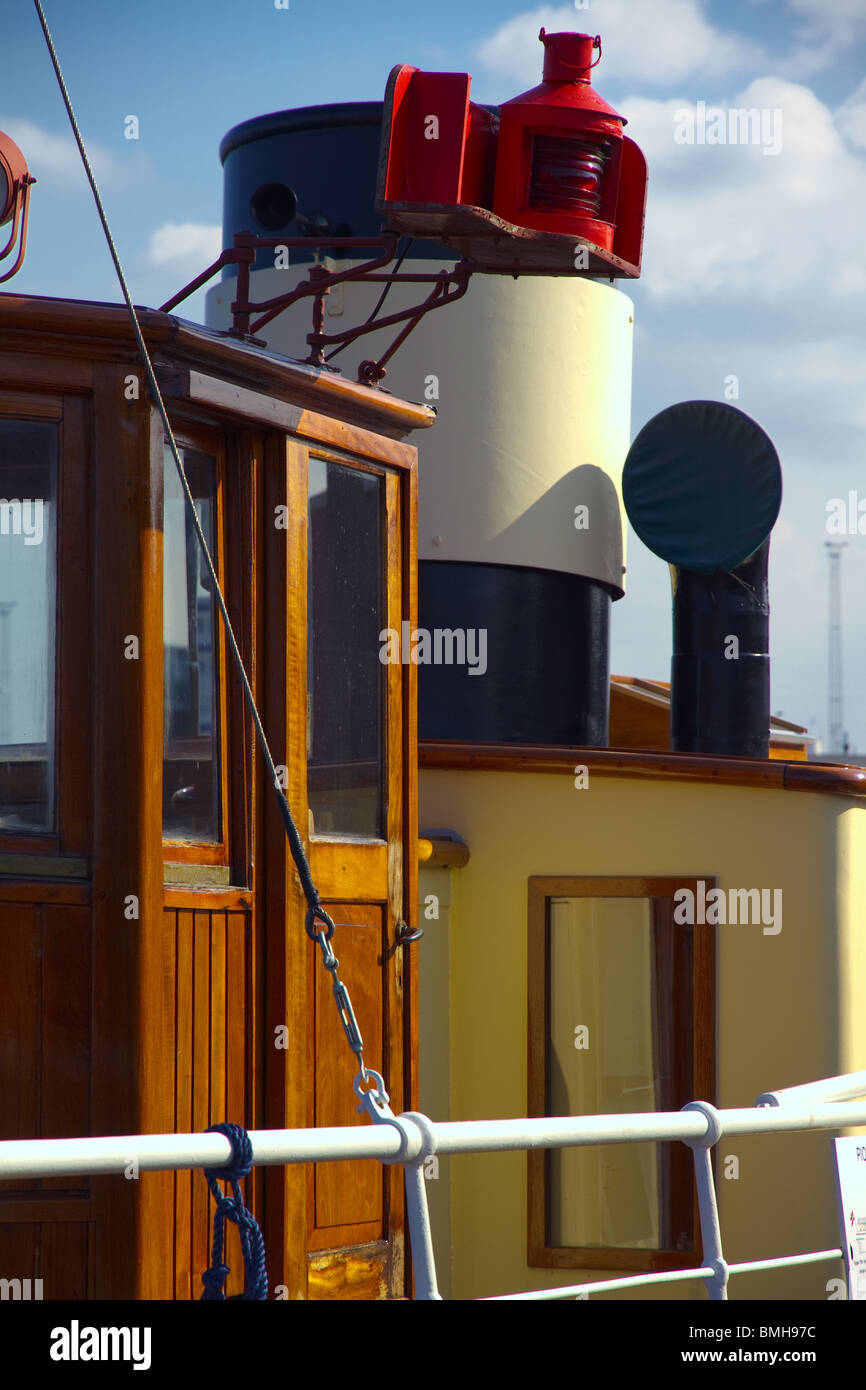 Dettaglio di tribordo dell antica imbarcazione a motore stack, lanterna e timoneria Foto Stock