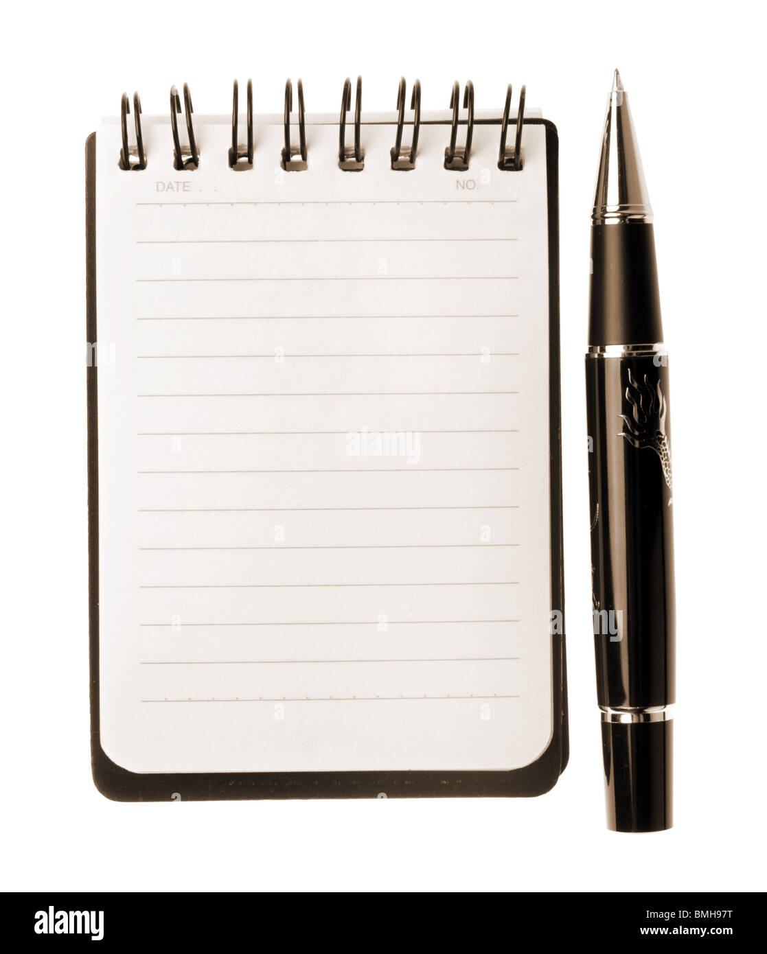 Notebook e penna isolati su sfondo bianco, dai toni seppia Foto Stock