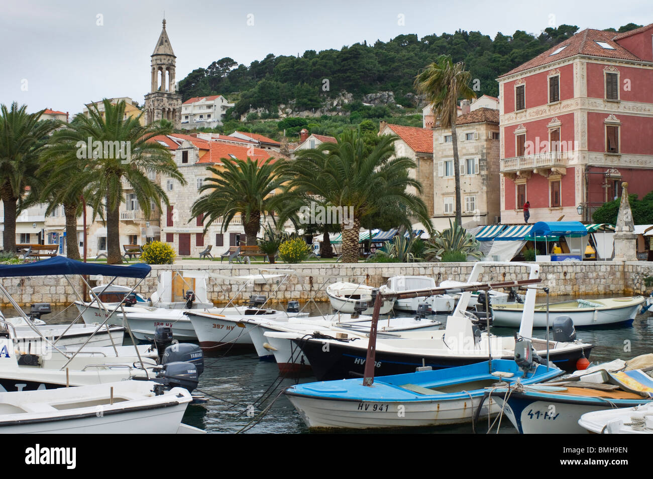 Croazia, Split, riviera dalmata - Isola di Hvar - citta di Hvar porto con piccole imbarcazioni Foto Stock