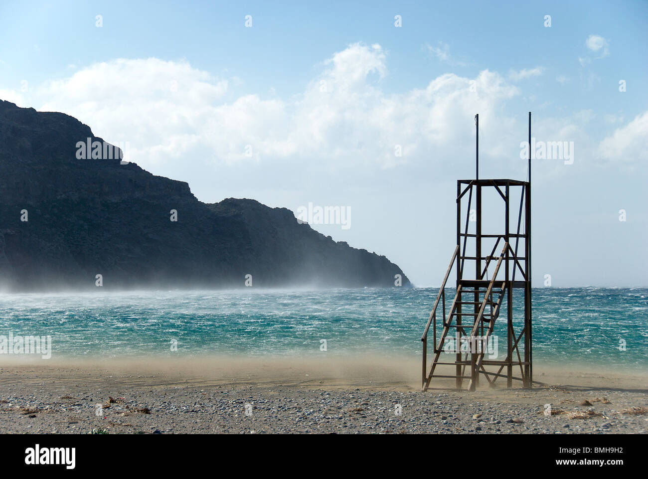 Bagnino lookout post sulla spiaggia spazzate dal vento Creta Grecia Foto Stock