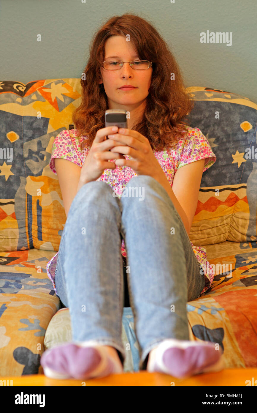 Ritratto di una giovane ragazza con il suo telefono cellulare Foto Stock