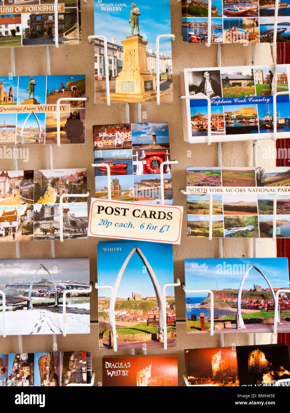 Cartoline su un rack, Whitby, Regno Unito Foto Stock