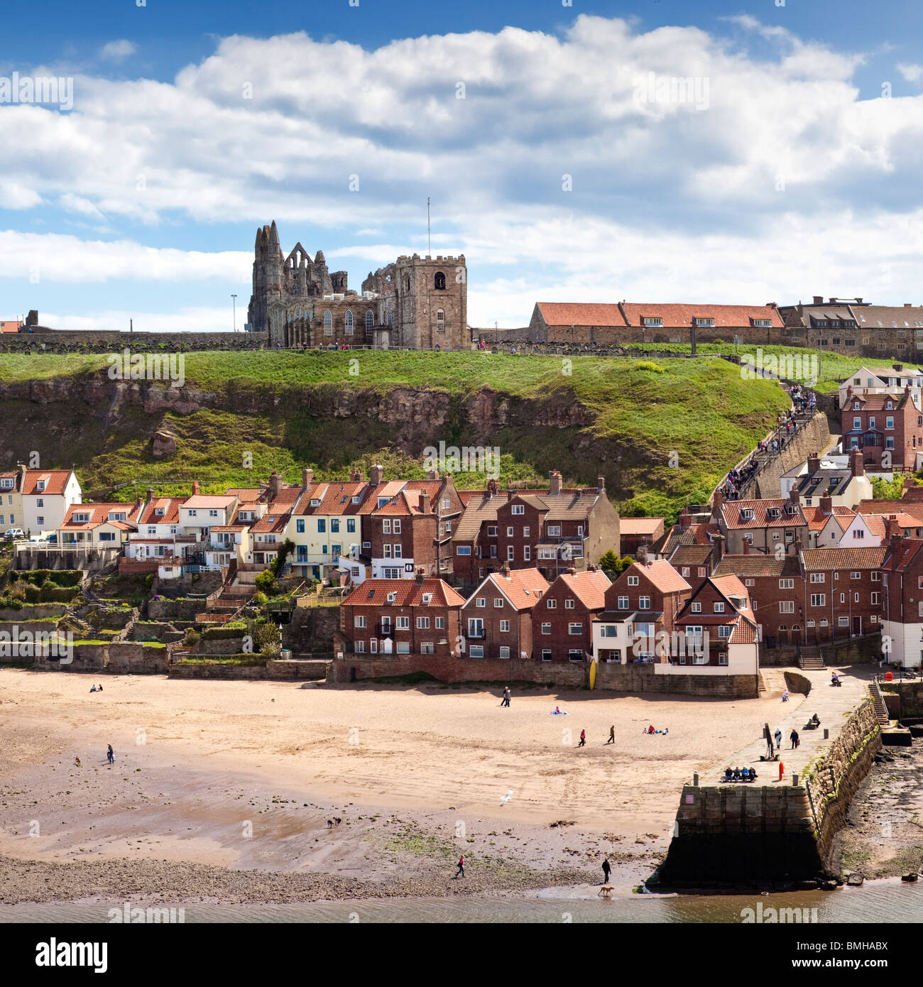 Whitby Abbey e St Marys chiesa sopra l'entrata del porto di Whitby, North Yorkshire, Inghilterra, Regno Unito Foto Stock