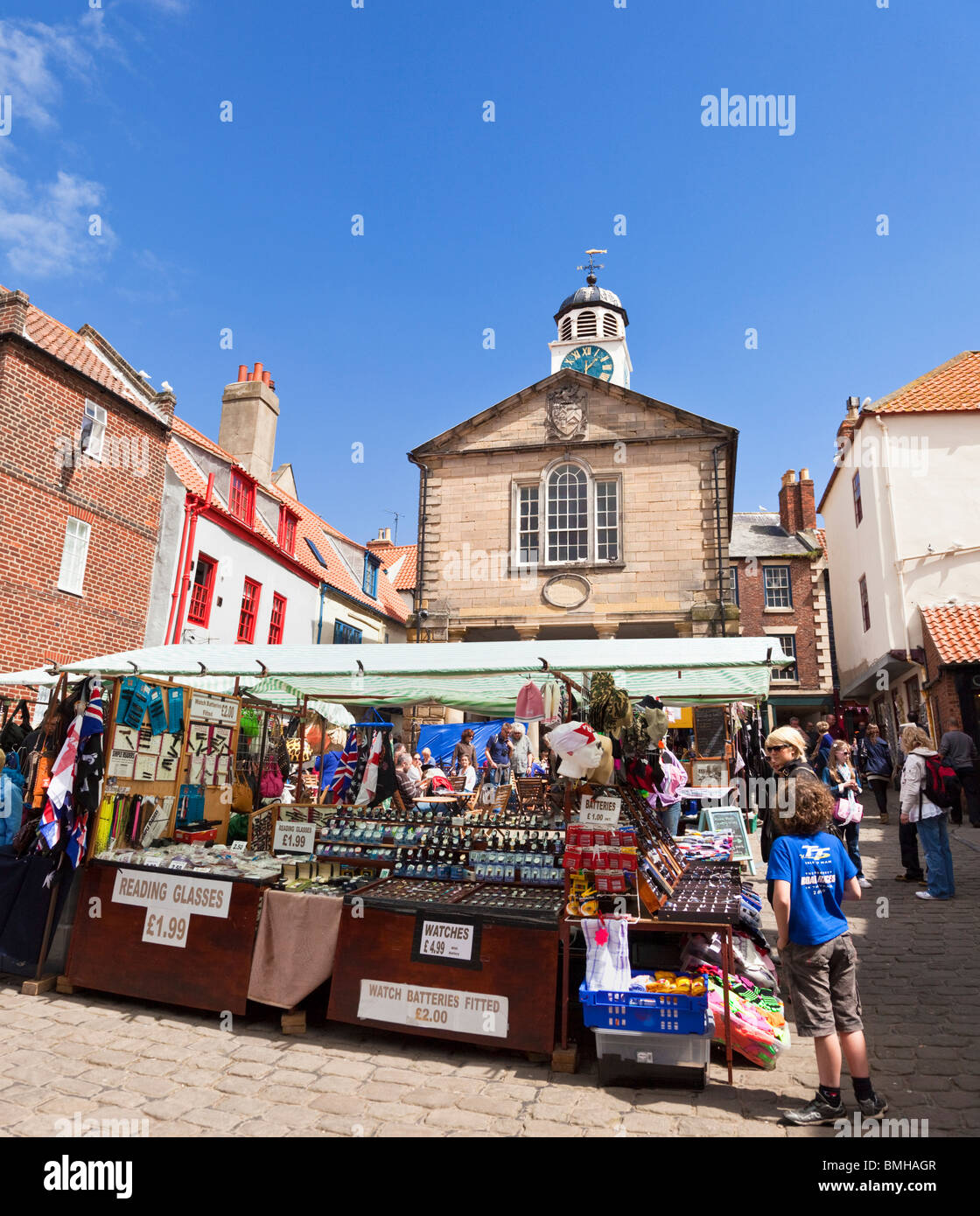 Strada del mercato di piazza della città vecchia Whitby North Yorkshire England Regno Unito Foto Stock